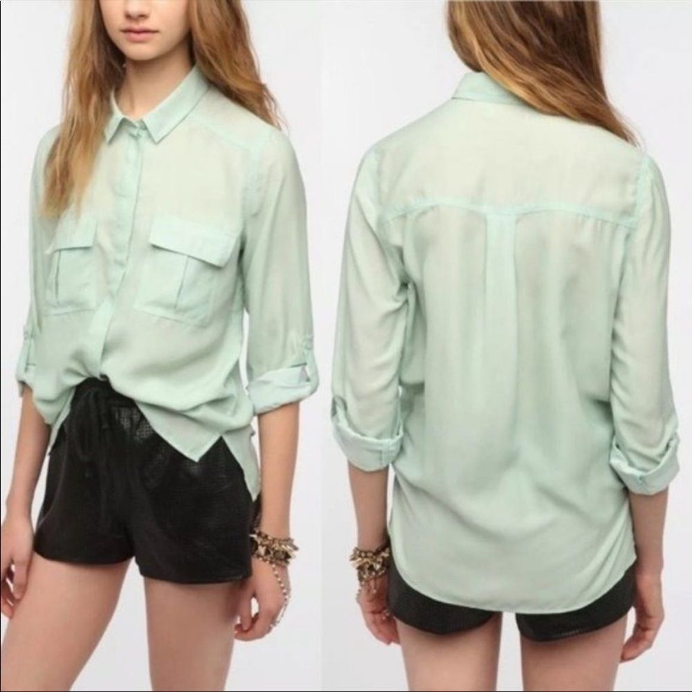 Silence + Noise Light Green Long Sleeve Buttoned Down Shirt. Size Medium.